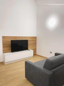 a living room with a couch and a flat screen tv at Residence Cala Bianca in Porto Torres
