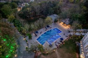 Essentia Luxury Resort & Spa Udaipur内部或周边的泳池
