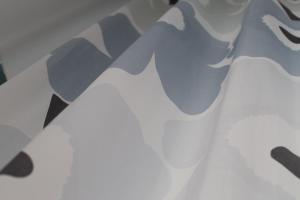 カターニアにあるBModeの白壁の灰色塗装