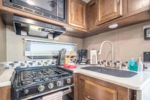 Afbeelding uit fotogalerij van Moab RV Resort Fully Setup RV for Glamping OK64 in Moab