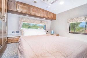 Afbeelding uit fotogalerij van Moab RV Resort Fully Setup RV for Glamping OK64 in Moab