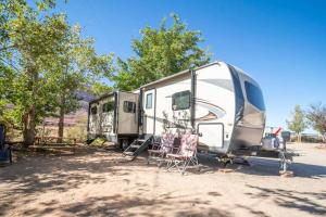 Afbeelding uit fotogalerij van Moab RV Resort Fully Setup RV for Glamping OK64 in Moab