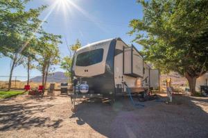 Afbeelding uit fotogalerij van Moab RV Resort Fully Setup RV for Glamping OK64 in Moab