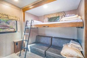 Afbeelding uit fotogalerij van Moab RV Resort Fully Setup RV for Glamping OK64 in Moab