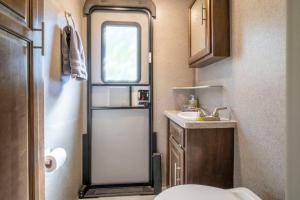 Afbeelding uit fotogalerij van Moab RV Resort Fully Setup RV for Glamping OK64 in Moab
