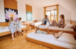 Επισκέπτες που μένουν στο Pohorje Village Wellbeing Resort - Forest Hotel Videc