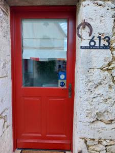 una puerta roja con una ventana en una pared de piedra en Rabbit House Gite, en Singleyrac