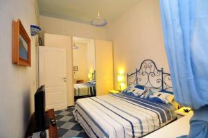サンピエリにあるDimora Turcheseのベッドルーム1室(青と白のシーツが備わるベッド1台付)