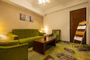 Ein Sitzbereich in der Unterkunft Freesia Residency By Express Inn - Navi Mumbai