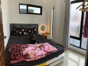 una camera da letto con un letto coperto di Villa Estetis di Kota Batu a Malang