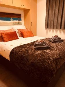 um quarto com uma cama grande e toalhas em Blutsyde Promenade Cannes Bredene em Bredene