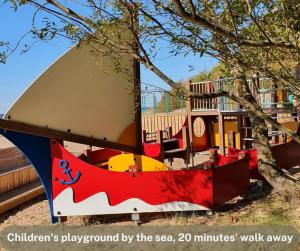 un parco giochi per bambini in riva al mare raggiungibile a piedi in pochi minuti di Kursīšu namiņš a Skulte