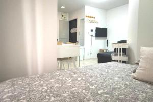 Un televizor și/sau centru de divertisment la XL Shinjuku House