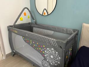 a baby crib in a room with a mirror at Perro y Osito in Garachico