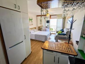 cocina y sala de estar con cama y mesa en Estudio Jupiter 916 con fantasticas vistas, en Benalmádena