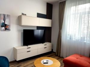 TV a/nebo společenská místnost v ubytování RELAX апартаменти - гр.ДИМИТРОВГРАД