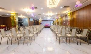 - une rangée de chaises dans une salle de banquet dans l'établissement Treebo Trend Shakuntalam, à Lucknow