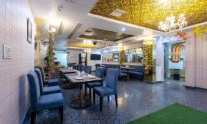Treebo Trend Shakuntalam tesisinde bir restoran veya yemek mekanı