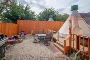 Svalir eða verönd á Moab RV Resort Glamping Tipi OK56