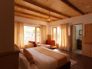una camera da letto con un letto, un divano e una finestra di Shalla Heritage a Stak