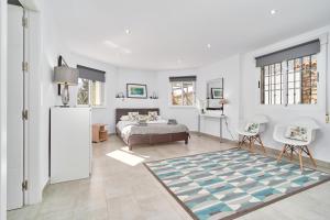 サロブレーニャにあるCasa Albaのベッドルーム1室(ベッド1台、ラグ付)