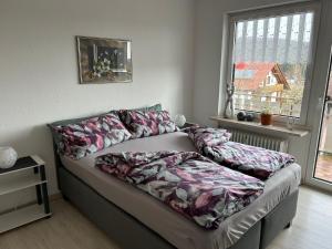 Postel nebo postele na pokoji v ubytování Wunderschöne Ferienwohnung in Nagel am See