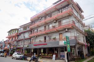 un gran edificio al lado de una calle en Rosemary Homes Pokhara, en Pokhara