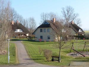 PuddeminにあるBehagliches Reetdachhaus Eibe 1の草屋根の家