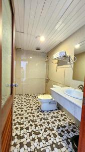 ein Bad mit einem WC und einem Waschbecken in der Unterkunft Venus Phu Quoc Hotel in Phu Quoc