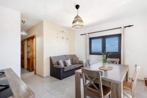 un soggiorno con un tavolo e un divano di Casa Maruca 1 a Valverde