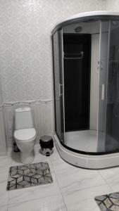 a bathroom with a toilet and a large mirror at Гостиничный комплекс Paradise in Taldykorgan