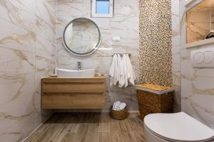 y baño con lavabo y espejo. en Apartment Flora, en Dubrovnik
