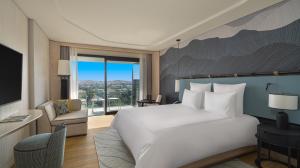 Кровать или кровати в номере Swissotel Resort And Spa Cesme