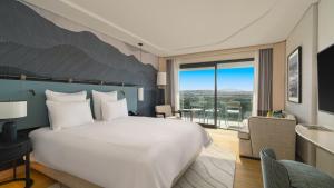 Кровать или кровати в номере Swissotel Resort And Spa Cesme
