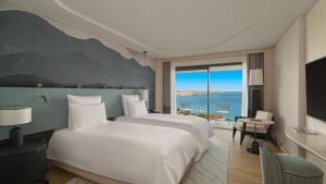 Кровать или кровати в номере Swissotel Resort And Spa Cesme
