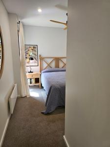 ein Schlafzimmer mit einem Bett und einem Schreibtisch in einem Zimmer in der Unterkunft Winterlude Cottage in Orange