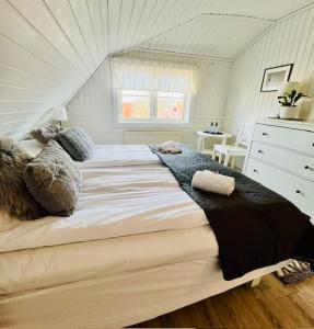 um quarto com uma cama grande num sótão em Missionshuset Bed & Breakfast em Sandhamn