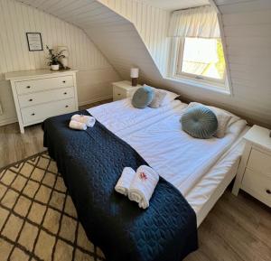 a bedroom with a large bed with towels on it at Missionshuset Bed & Breakfast in Sandhamn