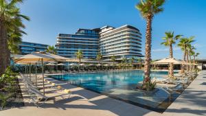 Бассейн в Swissotel Resort And Spa Cesme или поблизости
