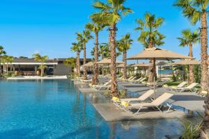 Бассейн в Swissotel Resort And Spa Cesme или поблизости