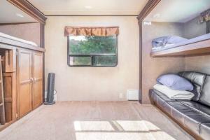 uma sala de estar com um sofá e beliches em Moab RV Resort RV IV Fully Setup OK44 em Moab