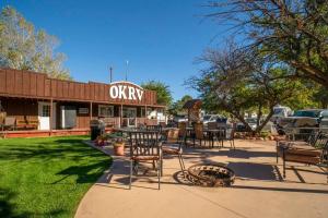 um restaurante com cadeiras e mesas em frente a um edifício em Moab RV Resort RV IV Fully Setup OK44 em Moab