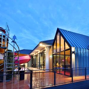 Tòa nhà nơi biệt thự tọa lạc