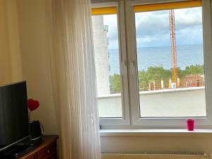 Pokój z oknem z widokiem na ocean w obiekcie Apartament relax 4 w mieście Międzyzdroje