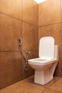 łazienka z toaletą i prysznicem w obiekcie pookode villa w mieście Vythiri