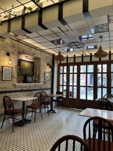 een restaurant met tafels en stoelen en een tv aan de muur bij Volga Rika Hotel in Istanbul