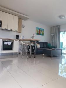 een keuken en een woonkamer met een tafel en een bank bij SEA VIEW APARTMENTS in Costa Calma