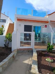 een huis met een glazen schuifdeur en een patio bij SEA VIEW APARTMENTS in Costa Calma