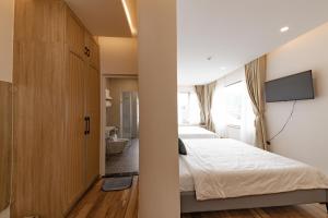 Rúm í herbergi á Jodi Dalat Hotel