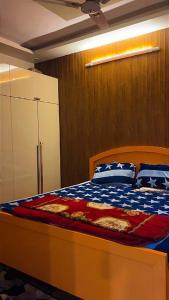 Un pat sau paturi într-o cameră la Independent Villa in Noida Fully Furnished